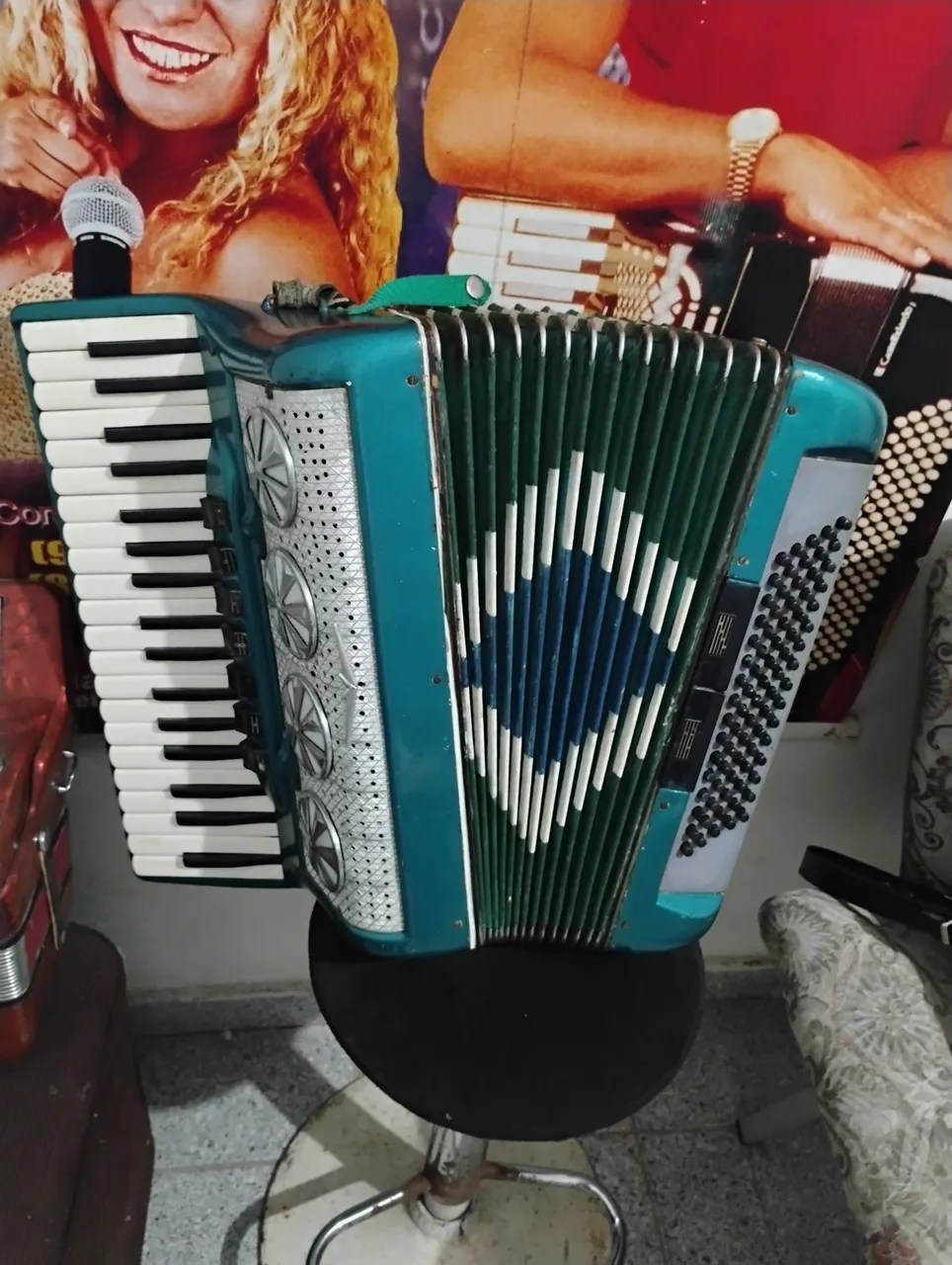 Acordeon sanfona universal 80 baixos