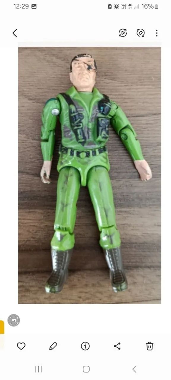 Boneco similar comandos em ação