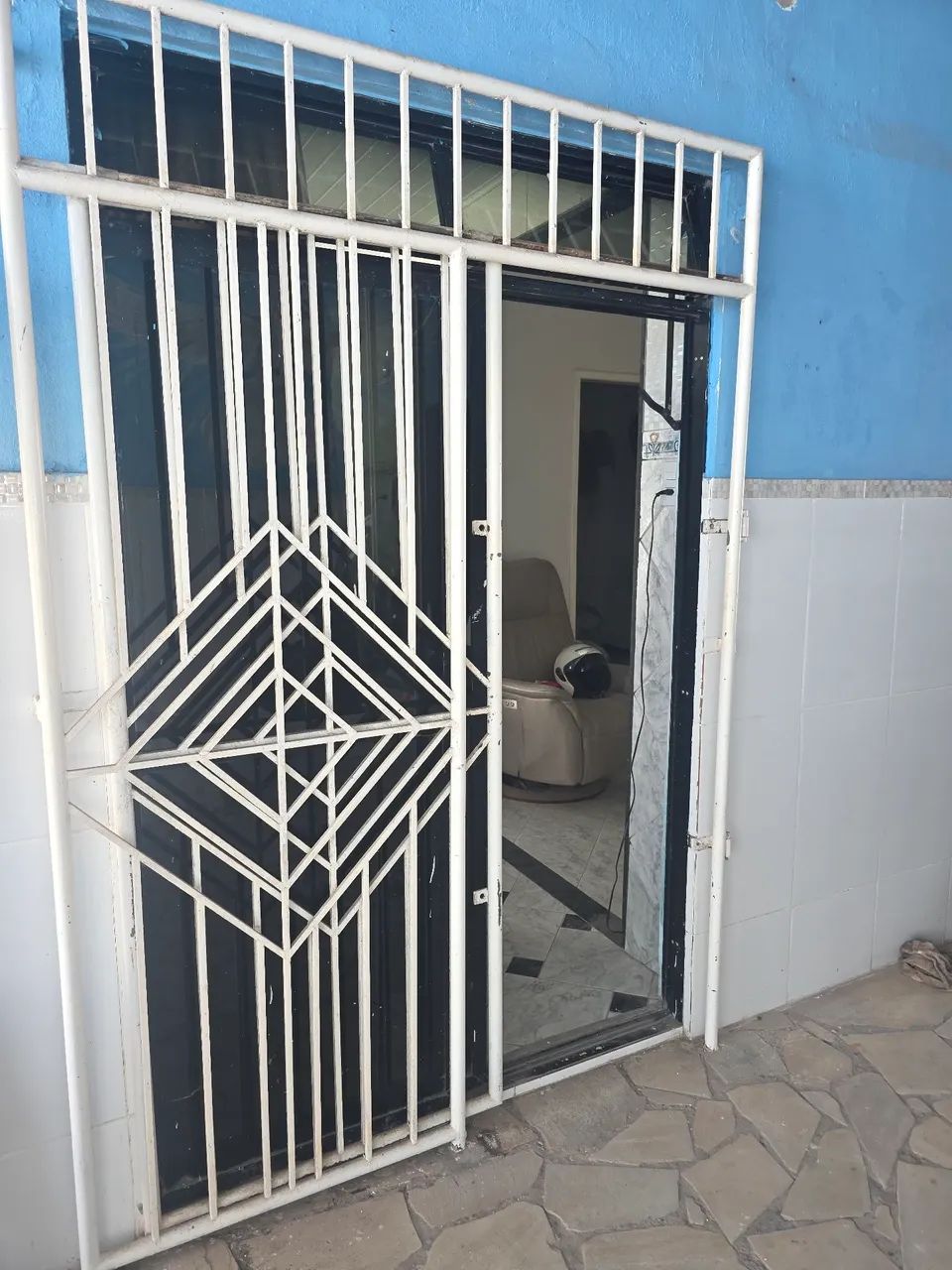 Portão de ferro com porta de correr de alumínio 