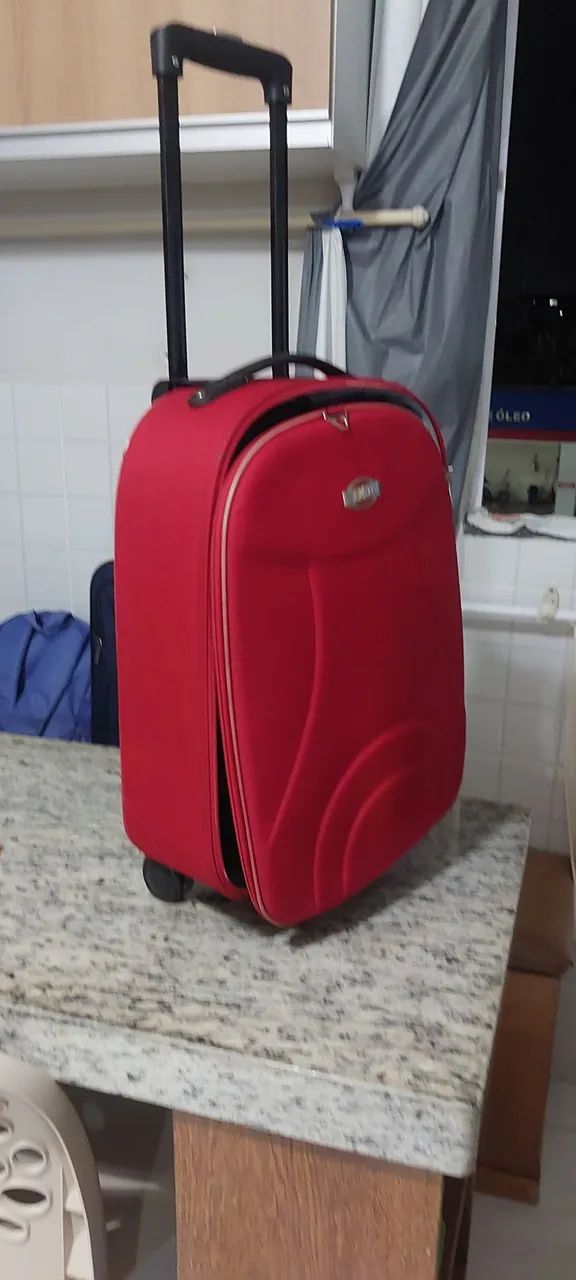 Vendo duas malas elas são do mesmo tamanho e só mesmo modelo cada uma custa 100 reais semi - Foto 3