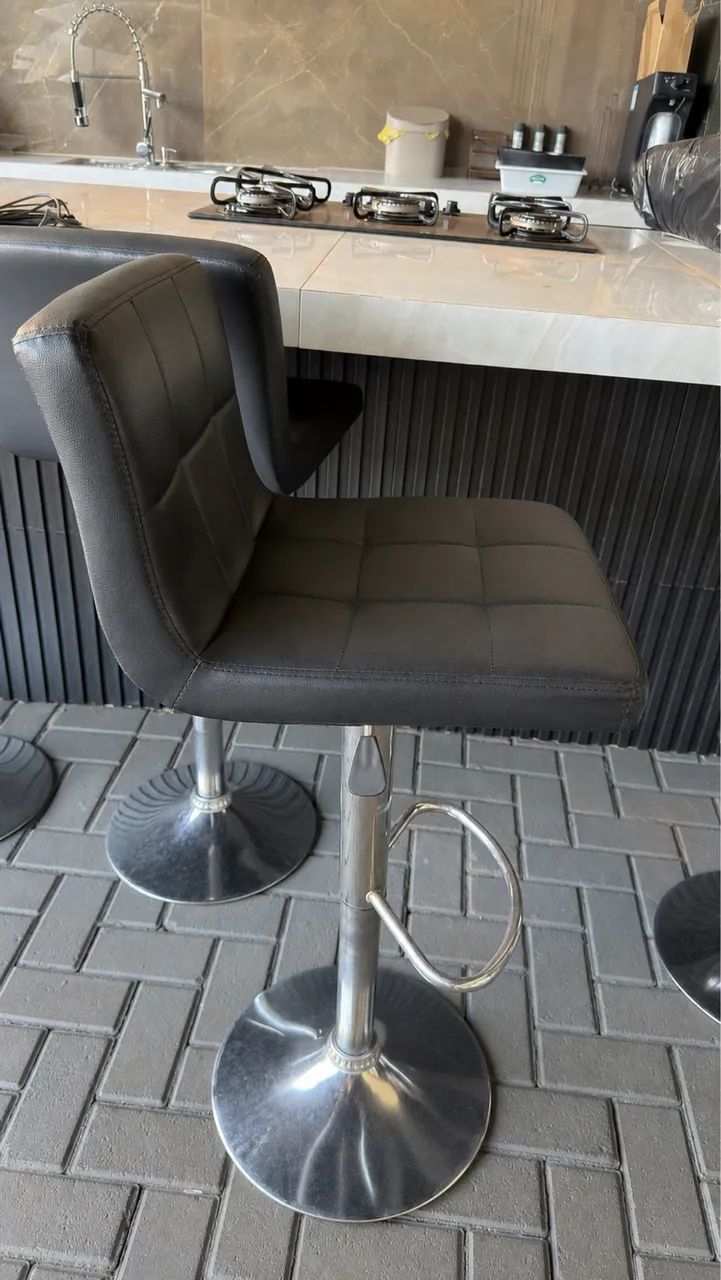 Banqueta preta estofada 