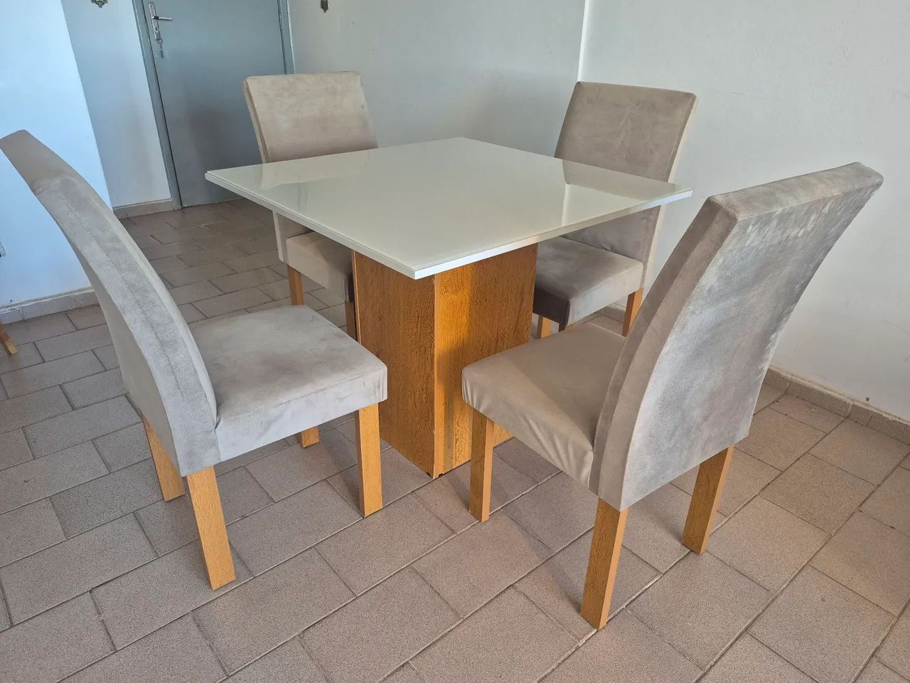 Mesa Tampo de Vidro com 4 Cadeiras - Foto 2