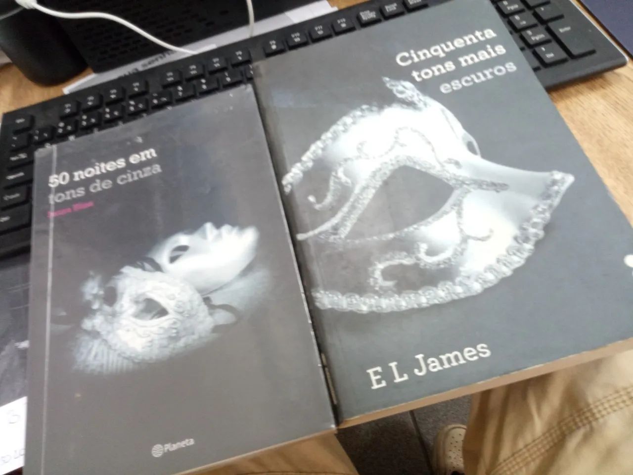 2 livros cinquenta tons de cinza - Foto 5