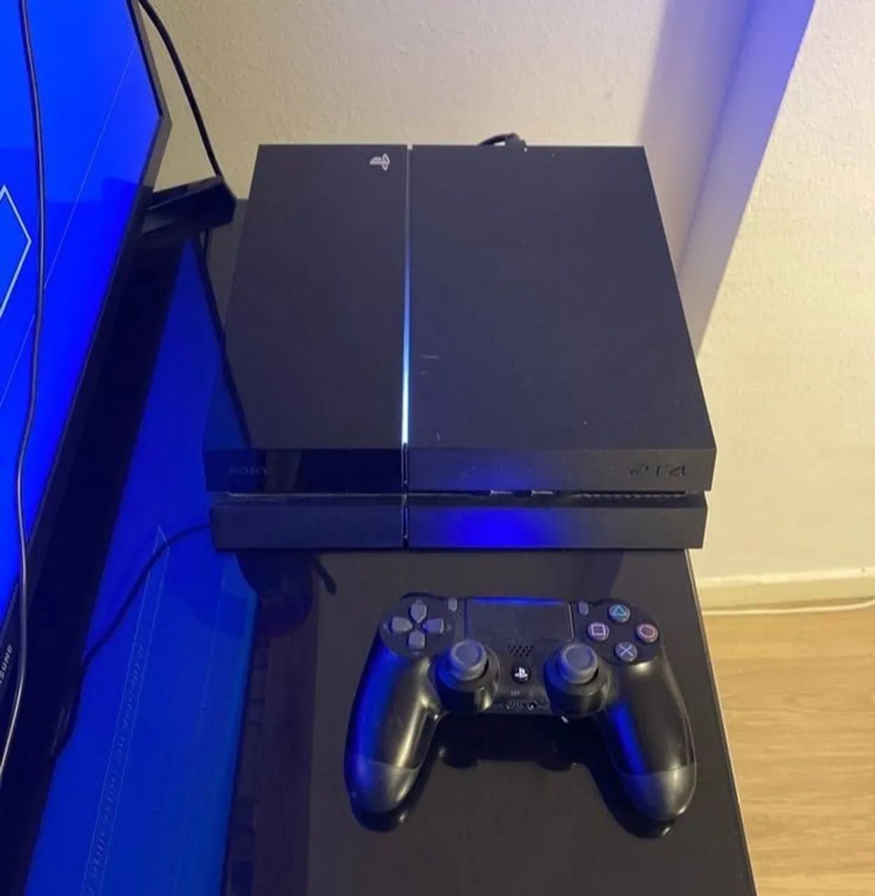 Ps4 novinho, com 1 controle e contas com vários jogos 