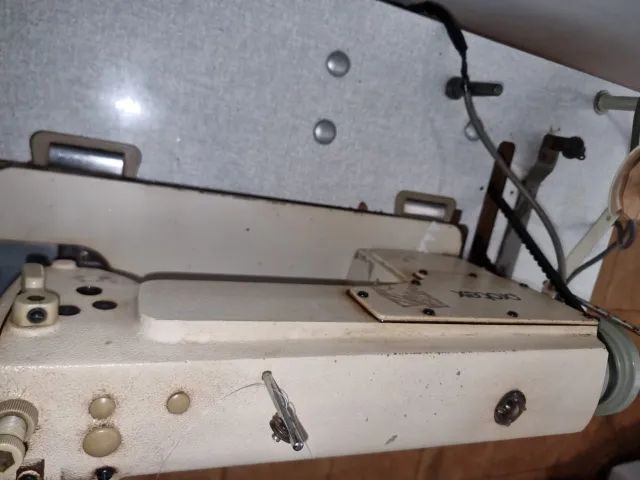 Máquina de costura Protex TY-8500 reta industrial com mesa e motor bem conservada - Foto 2