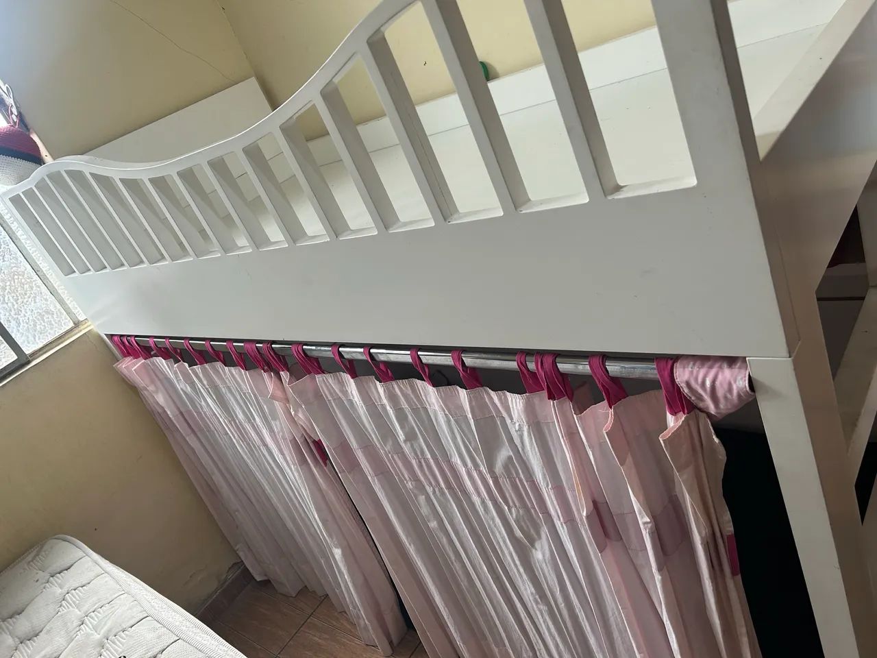 Cama Infantil Alta Reforçada com Escada, Grades e Tenda  - Foto 4