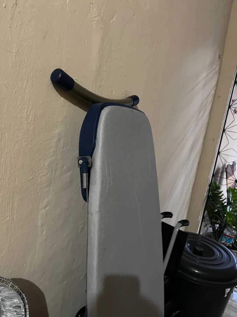 Tábua de engomar profissional ou para uso diário.