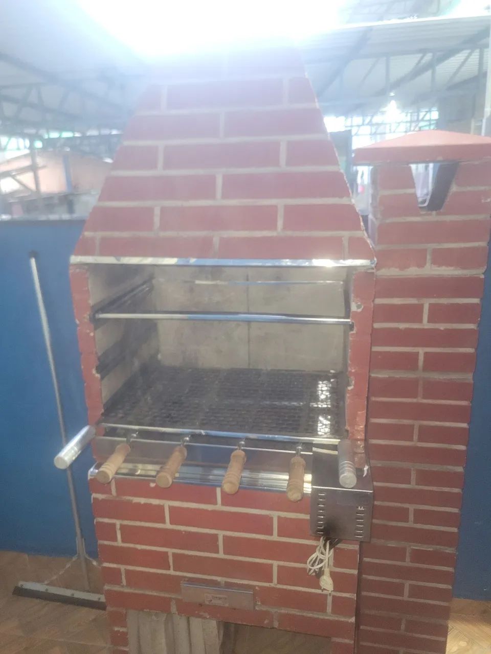 Churrasqueira de tijolos em ótimo estado 