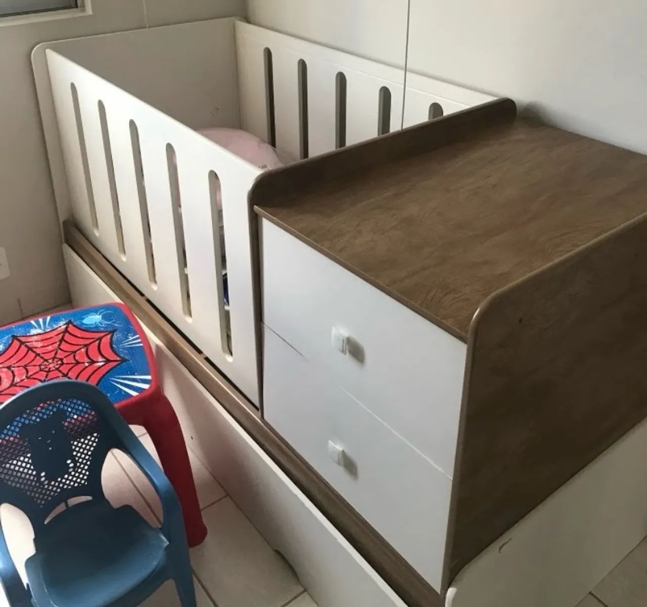 BERÇO COM CAMA AUXILIAR E CÔMODA - Foto 2