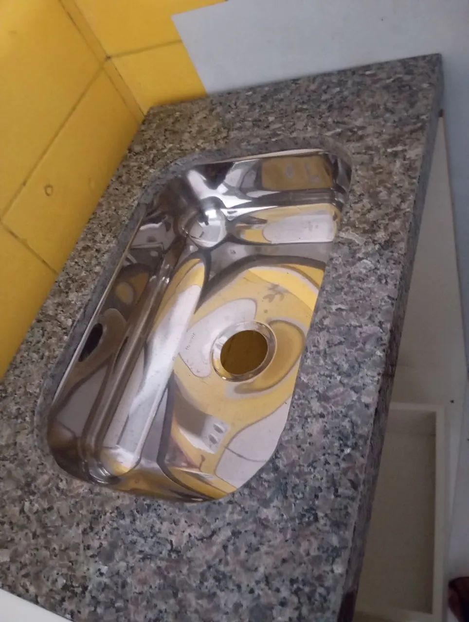 Pia com mármore e gabinete inacabado