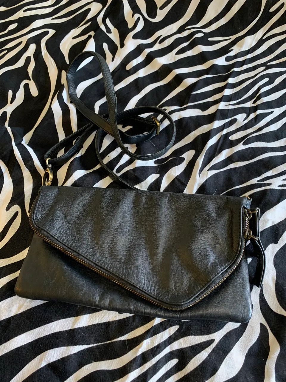 bolsa tiracolo hobo couro legítimo. Aba assimetrica. Com zípper