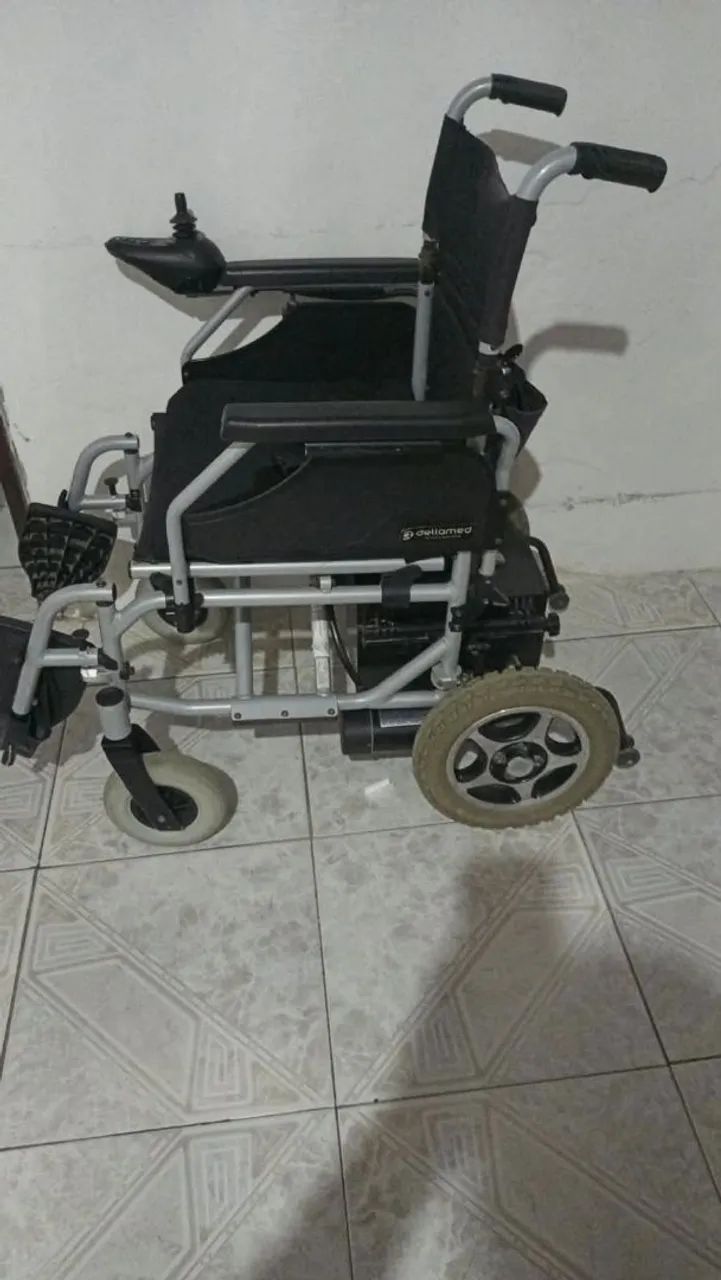 Cadeira de rodas motorizada 