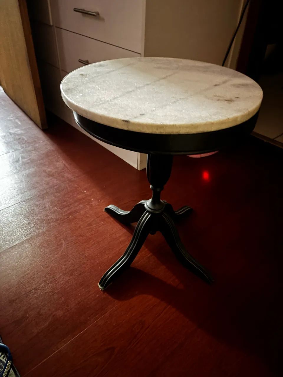 Mesa de Apoio Redonda com Tampo de Mármore e Pé Tripé ? - Foto 2