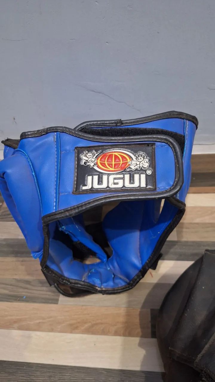 Kit boxe : capacete mais manopla. (Atenção)  o capacete vermelho está com desgaste  - Foto 2