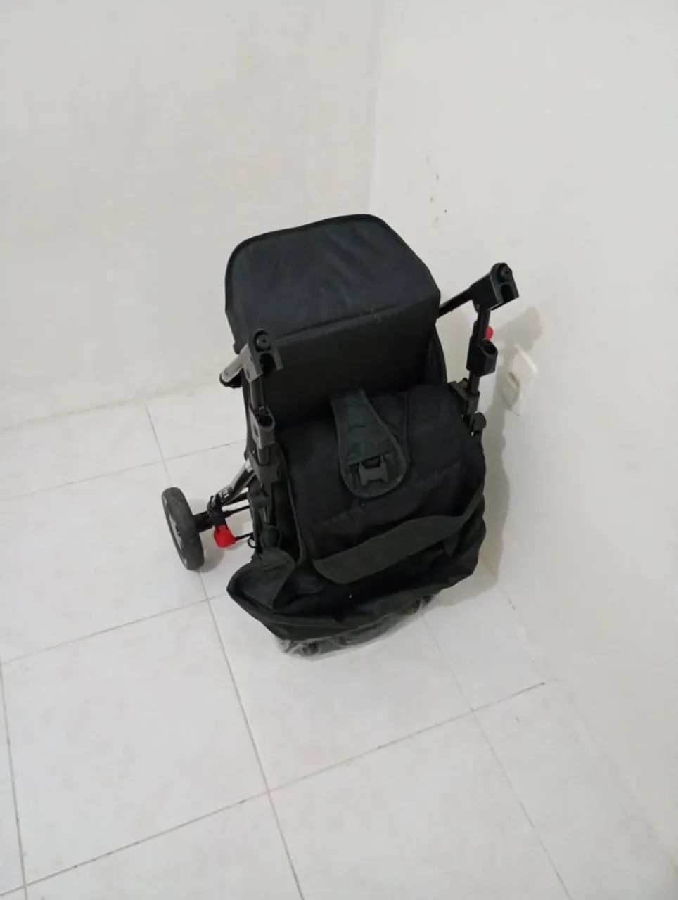 Carrinho de bebê Preto em perfeito estado - Foto 3