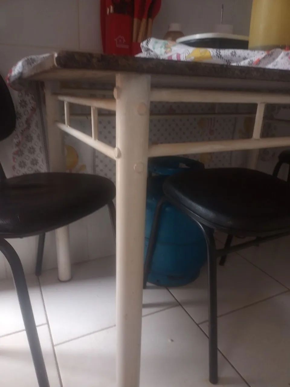 Vendo essa mesa valor 150 reais  - Foto 3