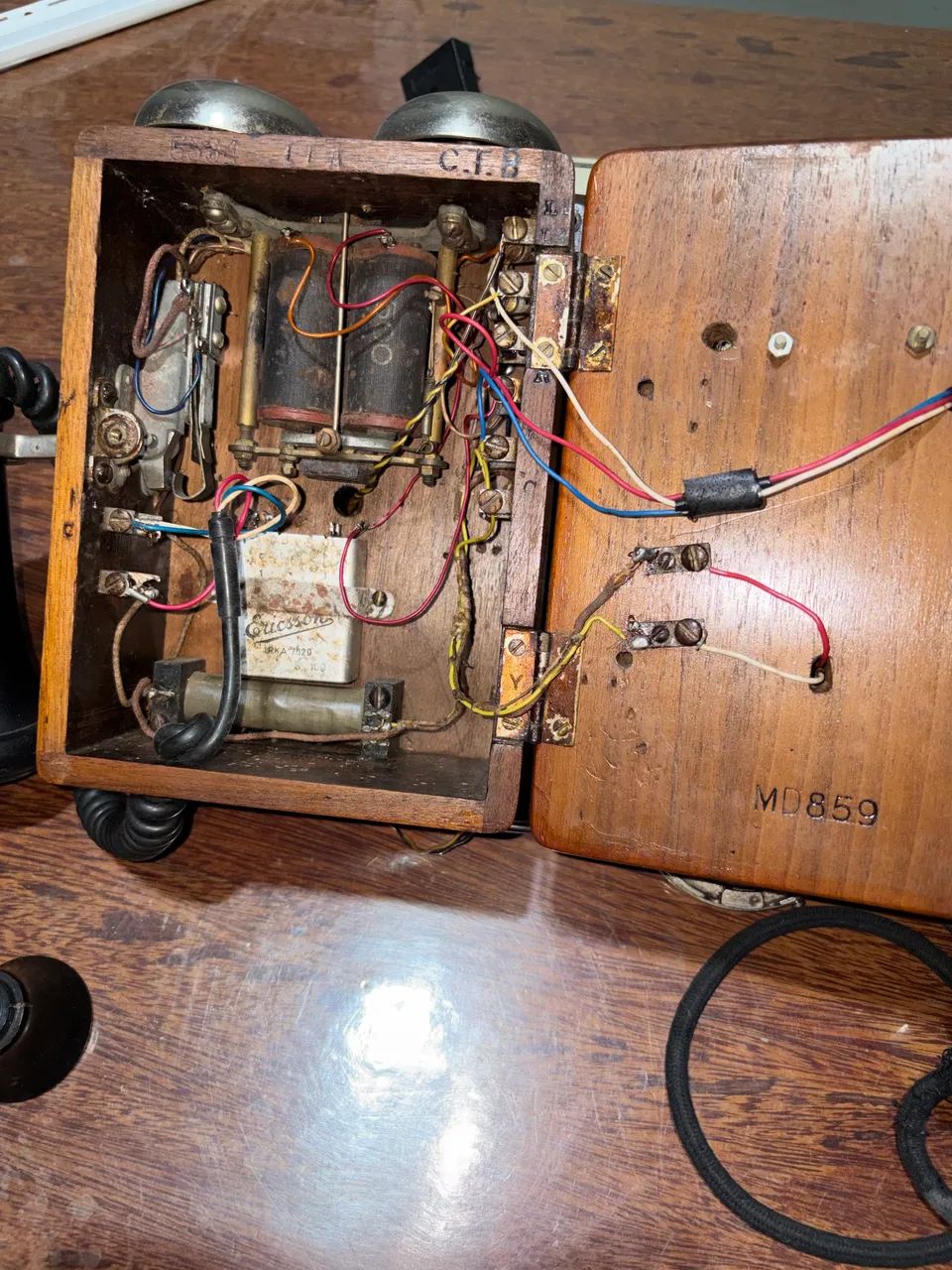 Telefone antigo de parede em madeira - Foto 4