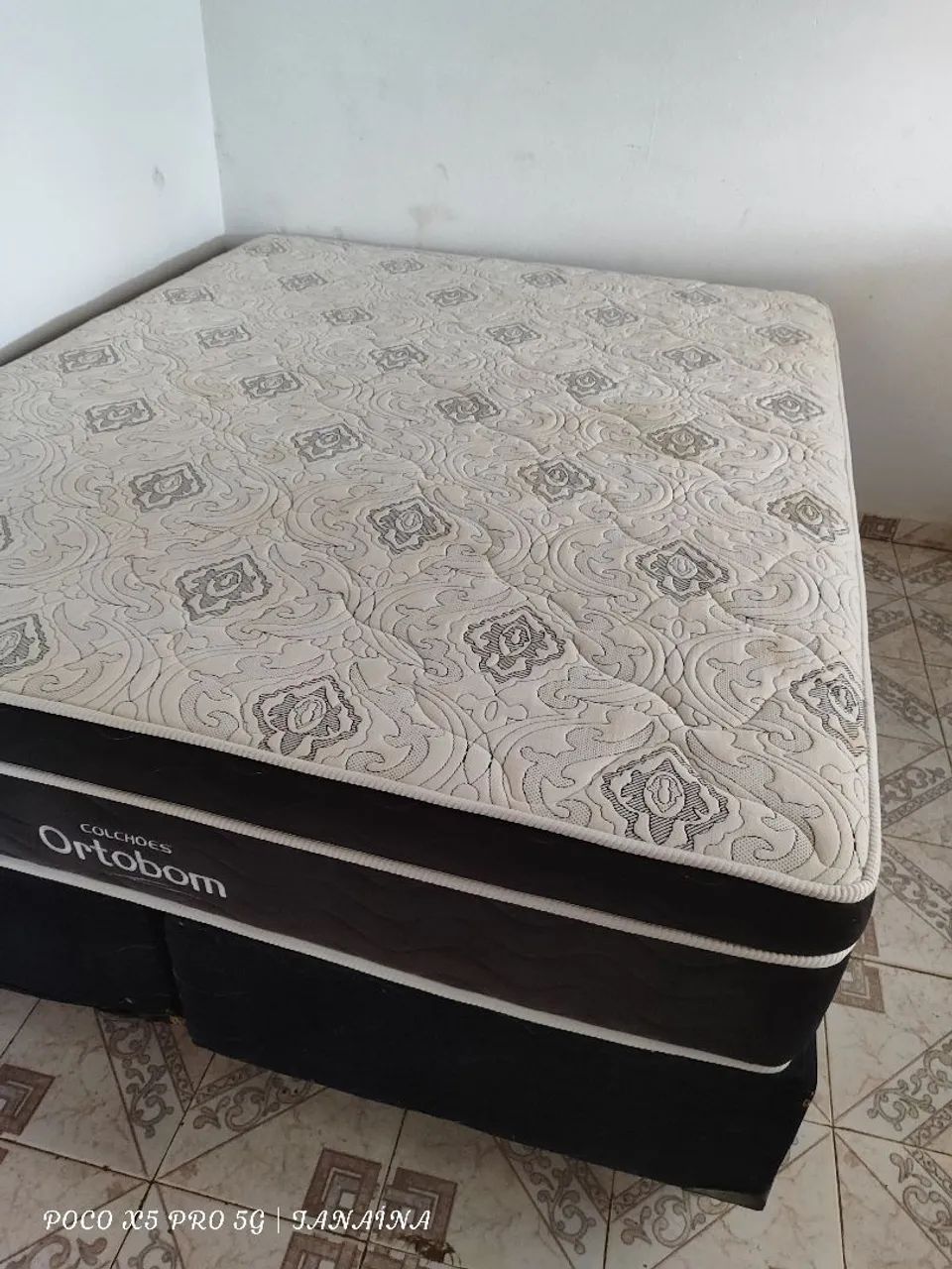 Vende-se cama tamanho Queen.
