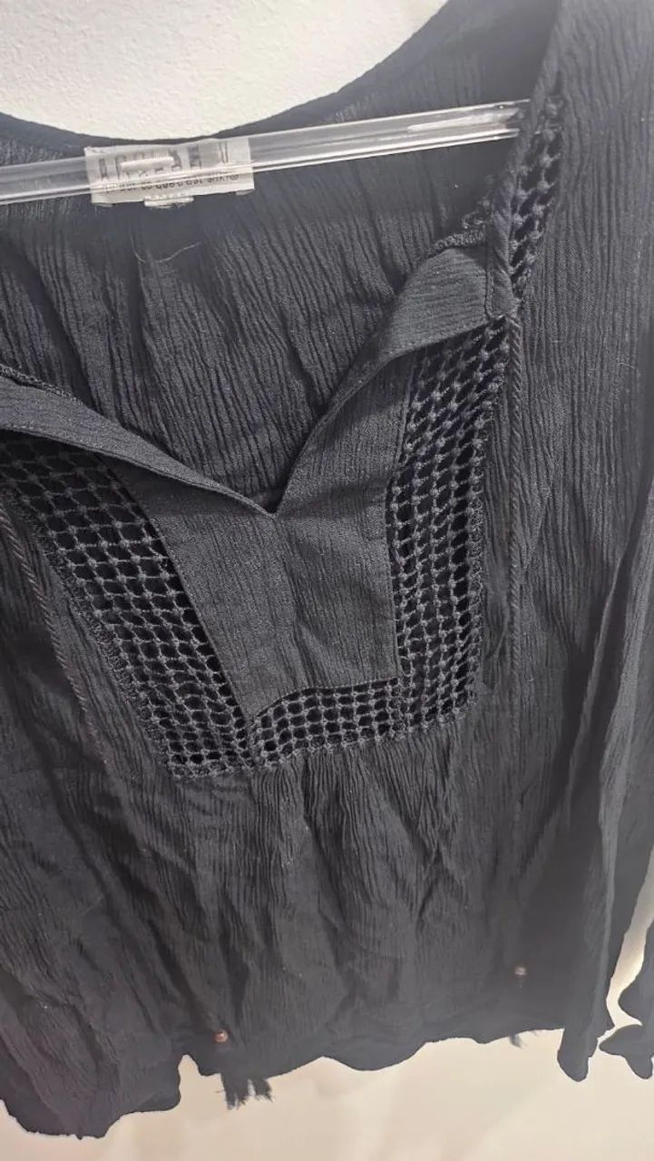 Blusa preta com detalhes renda - Foto 3