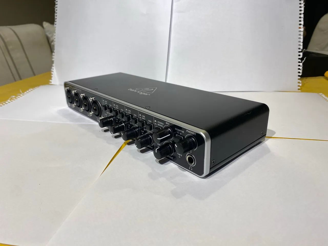 Interface de áudio Behringer 404 - Foto 2