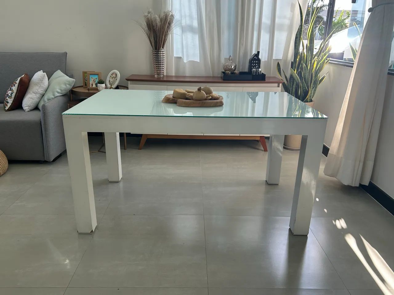 Mesa em Madeira laqueada com tampo de vidro.