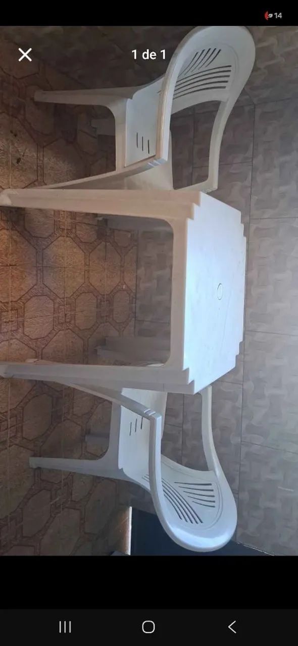 Vendo mesa e 2 cadeiras de plástico. 