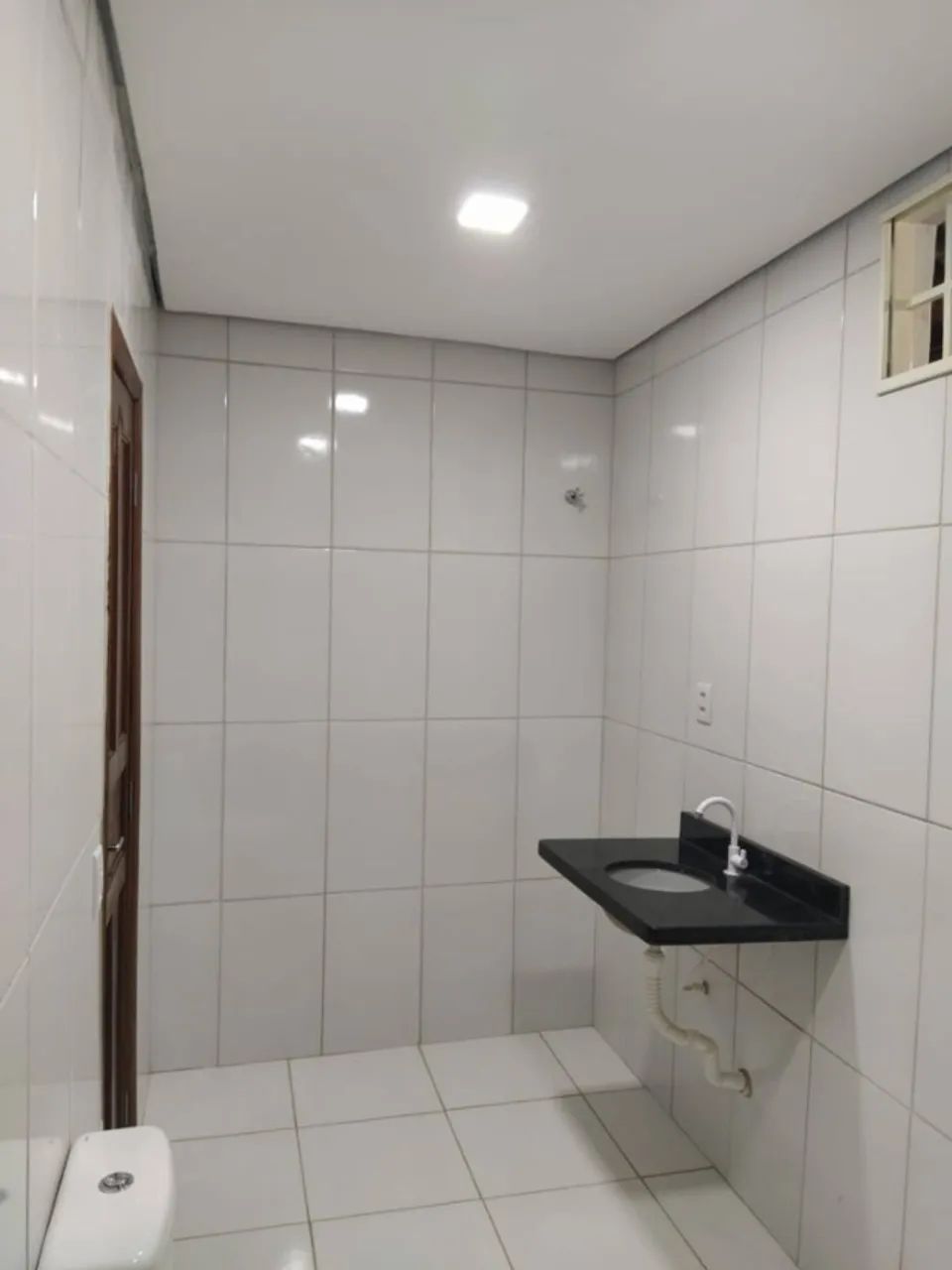 ALUGA-SE APARTAMENTO MOBILIADO