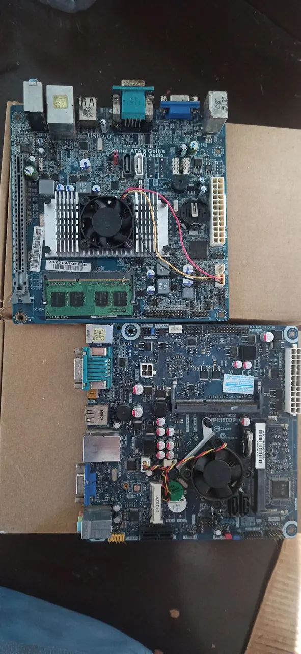 Lote de placas mãe de notebook, que serve como uso de PC.