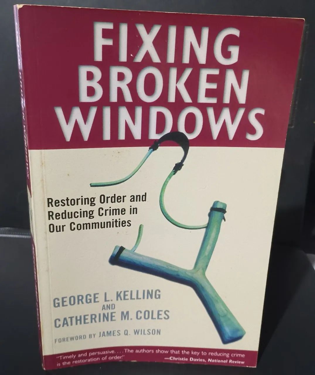 O livro da imagem é "Fixing Broken Windows