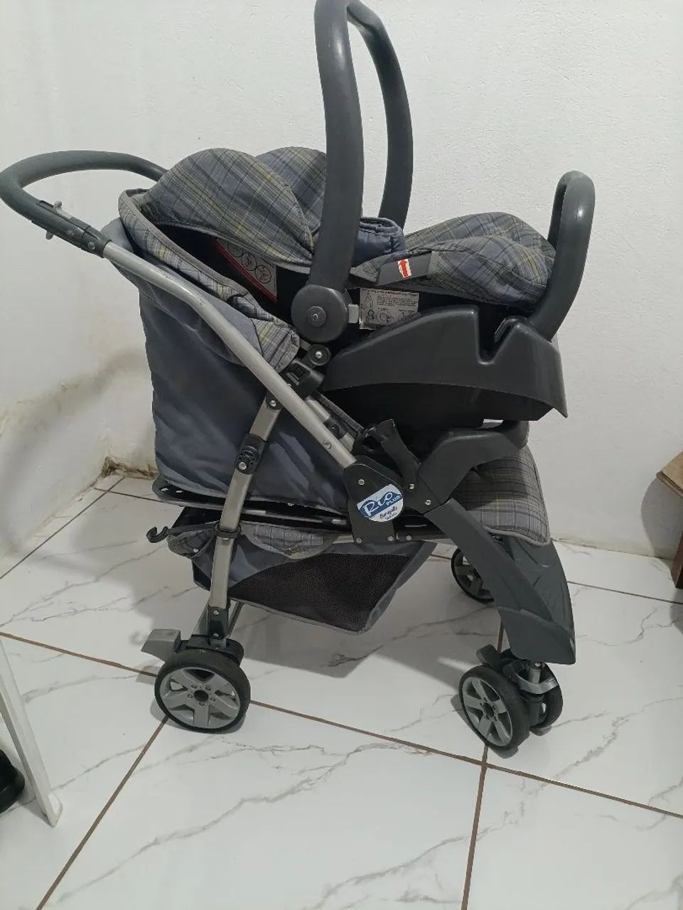 CARRINHO COM BEBÊ CONFORTO USADO