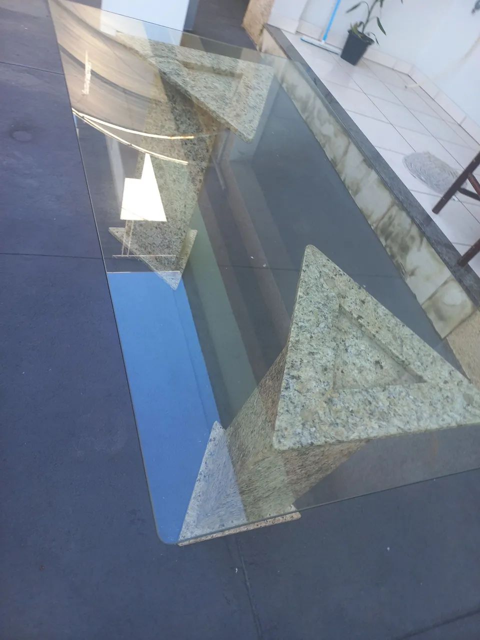 Mesa sem cadeiras 