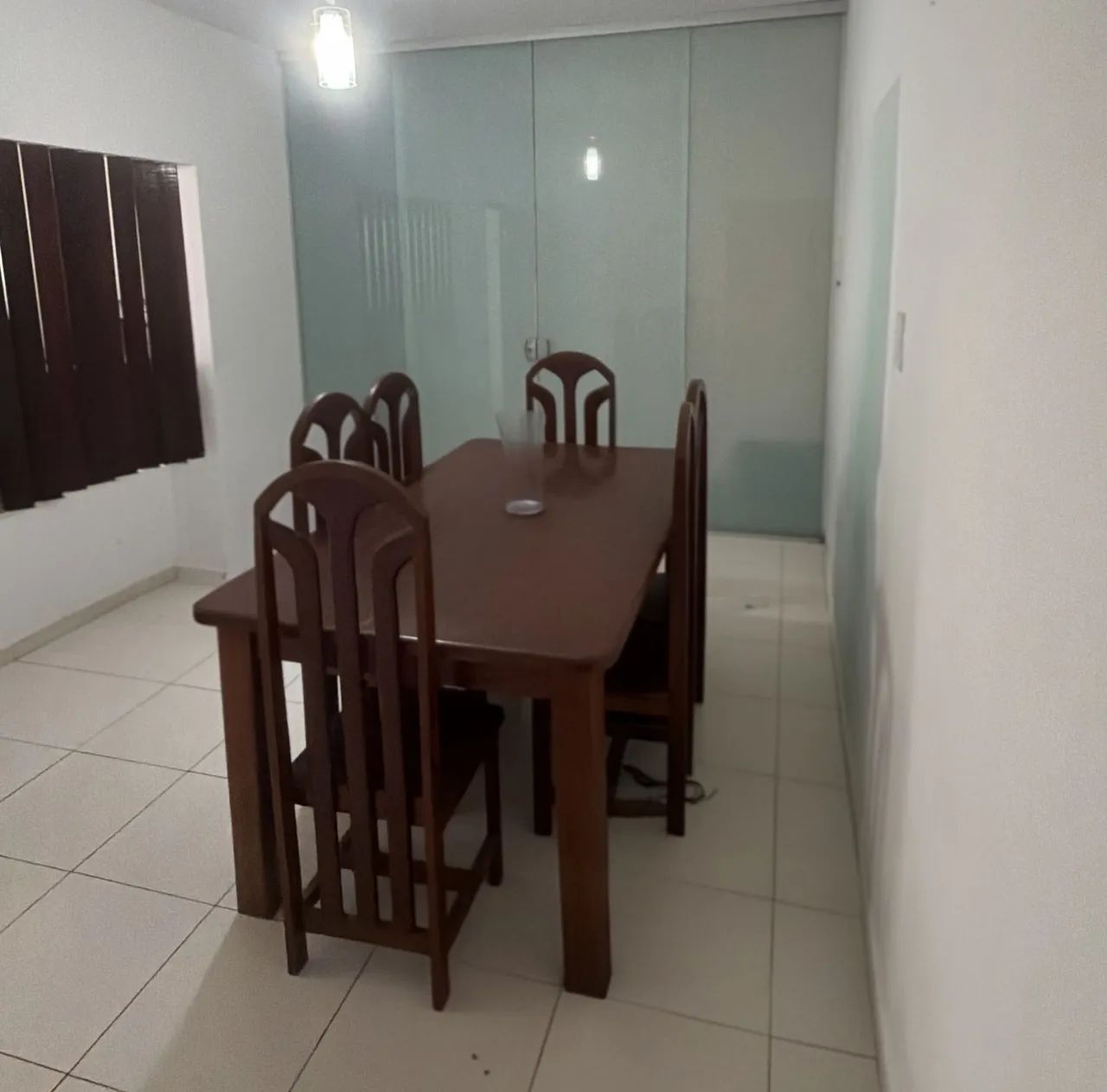 Mesa em madeira maciça com 06 cadeiras - Foto 4