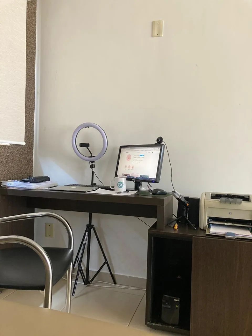 Mesa com armário balcão para computador 