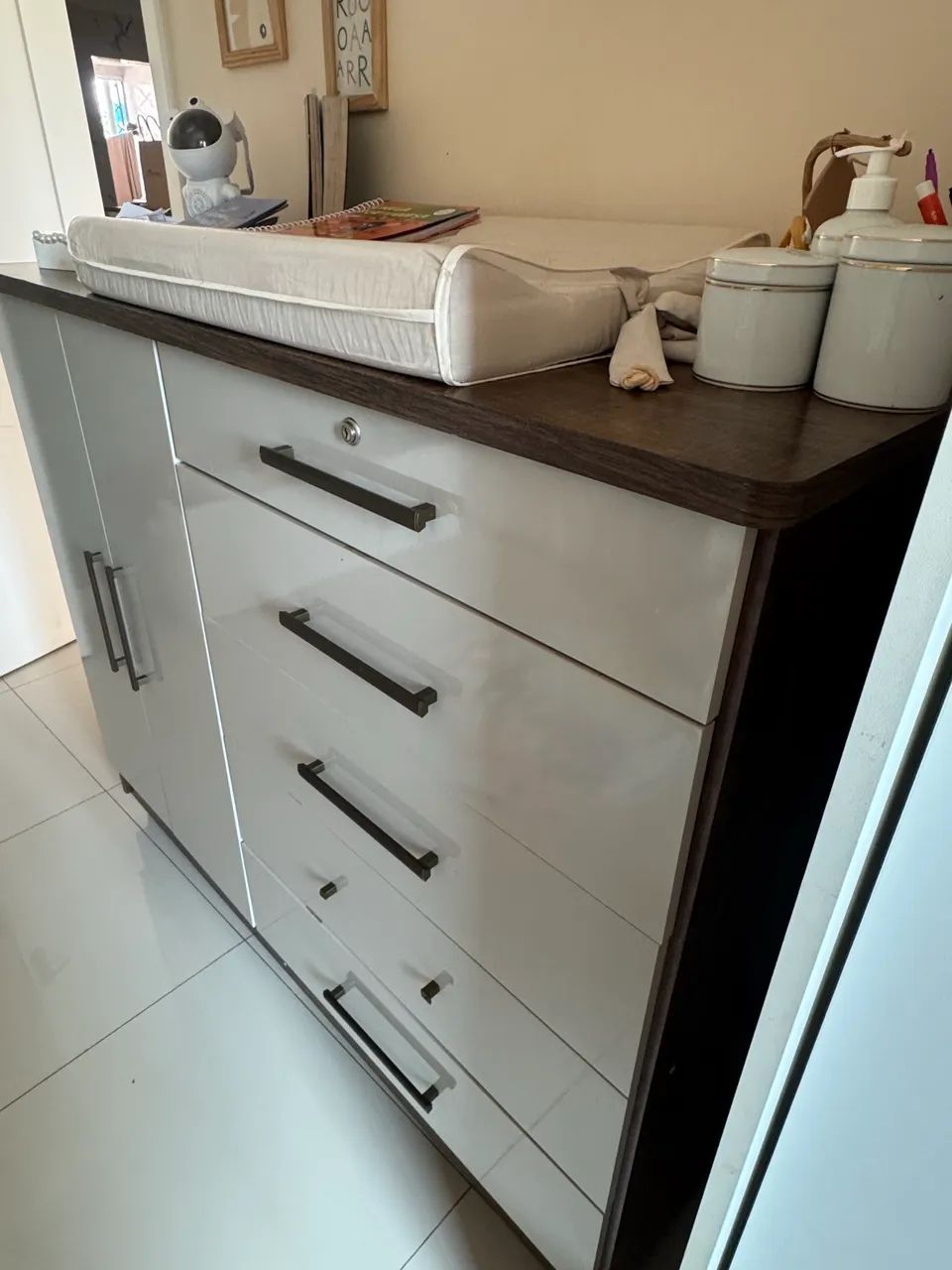 Cômoda 5 gavetas e 2 portas (com rodinha) super conservado!