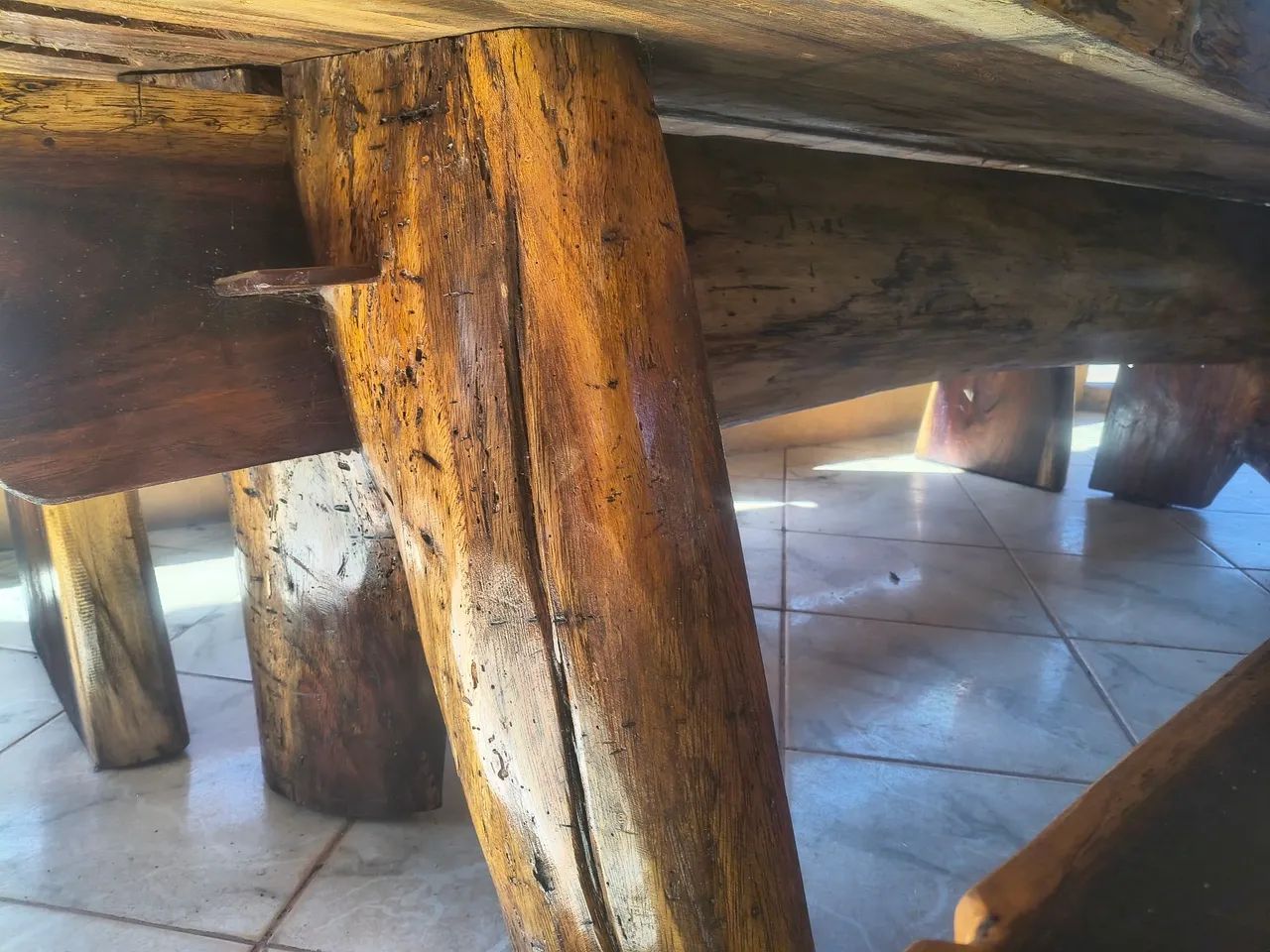Vendo mesa madeira rústica nobre jacarandá. Top de linha - Foto 2