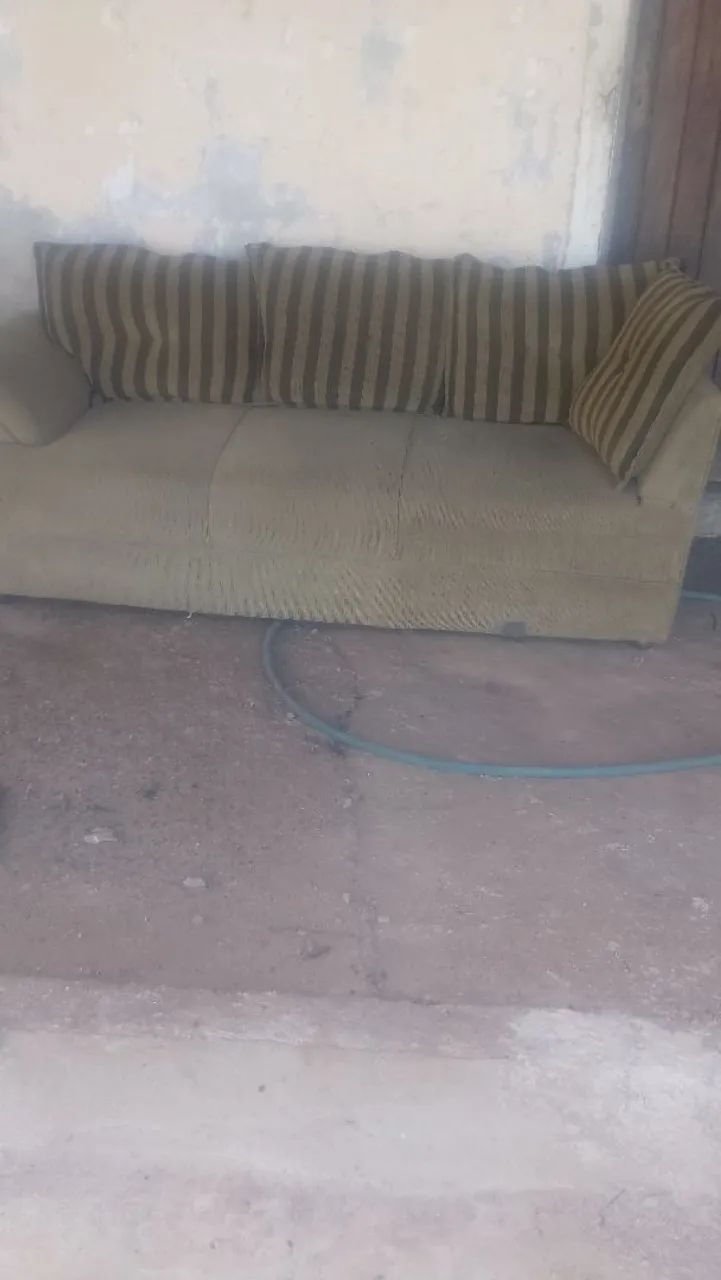 Vendo sofá de três lugares em ótimo estado de conservação, pouco usado 