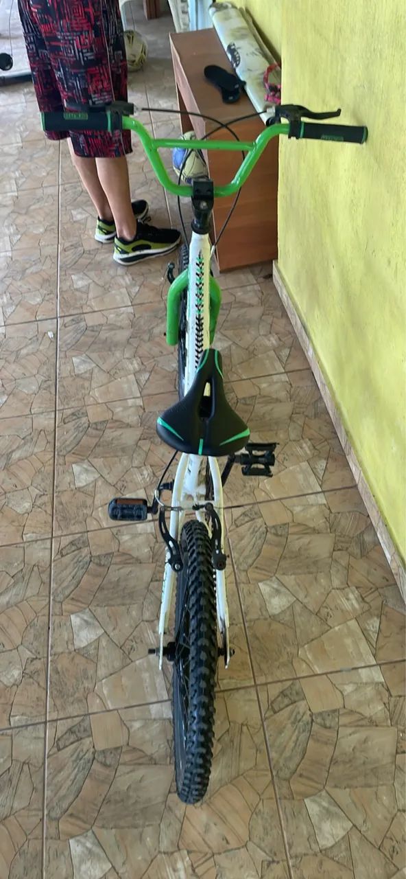 Bicicleta aro 20 em perfeito estado - Foto 3