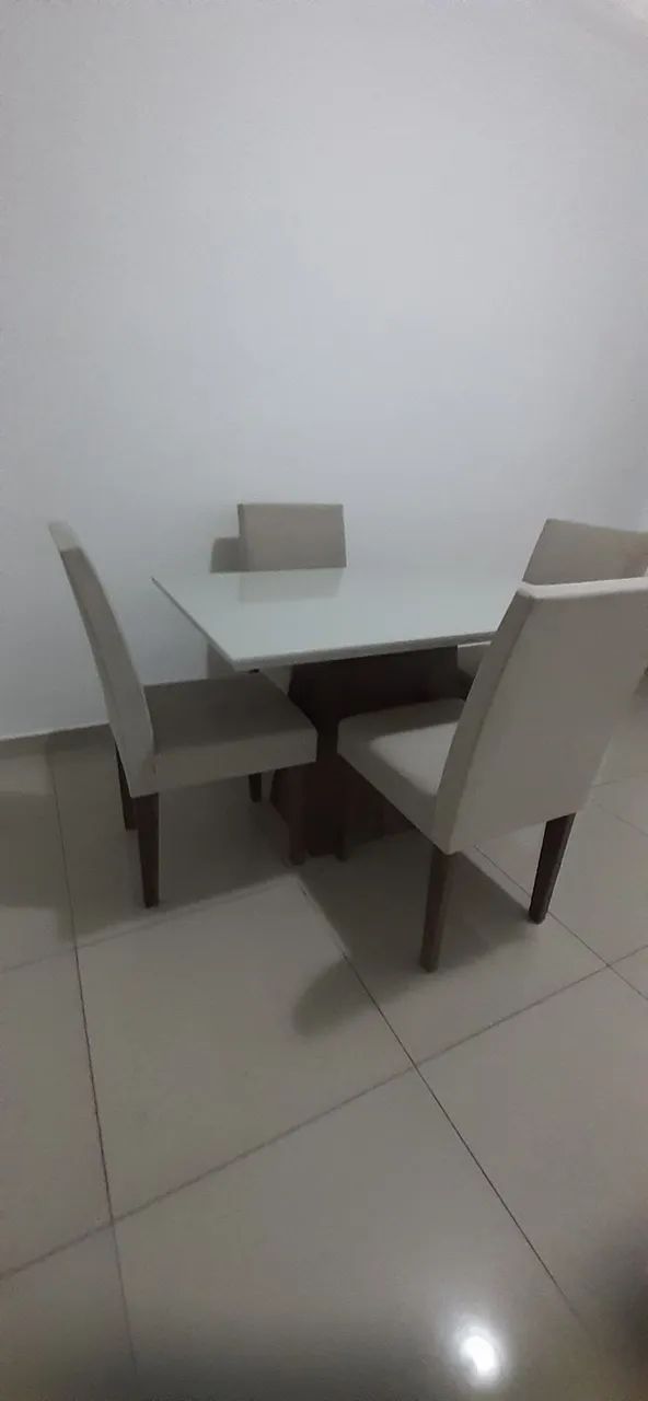 Mesa de jantar com 4 cadeiras 