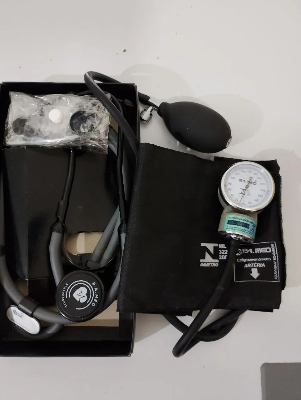 Vendo medidor de pressão arterial é estetoscópio 