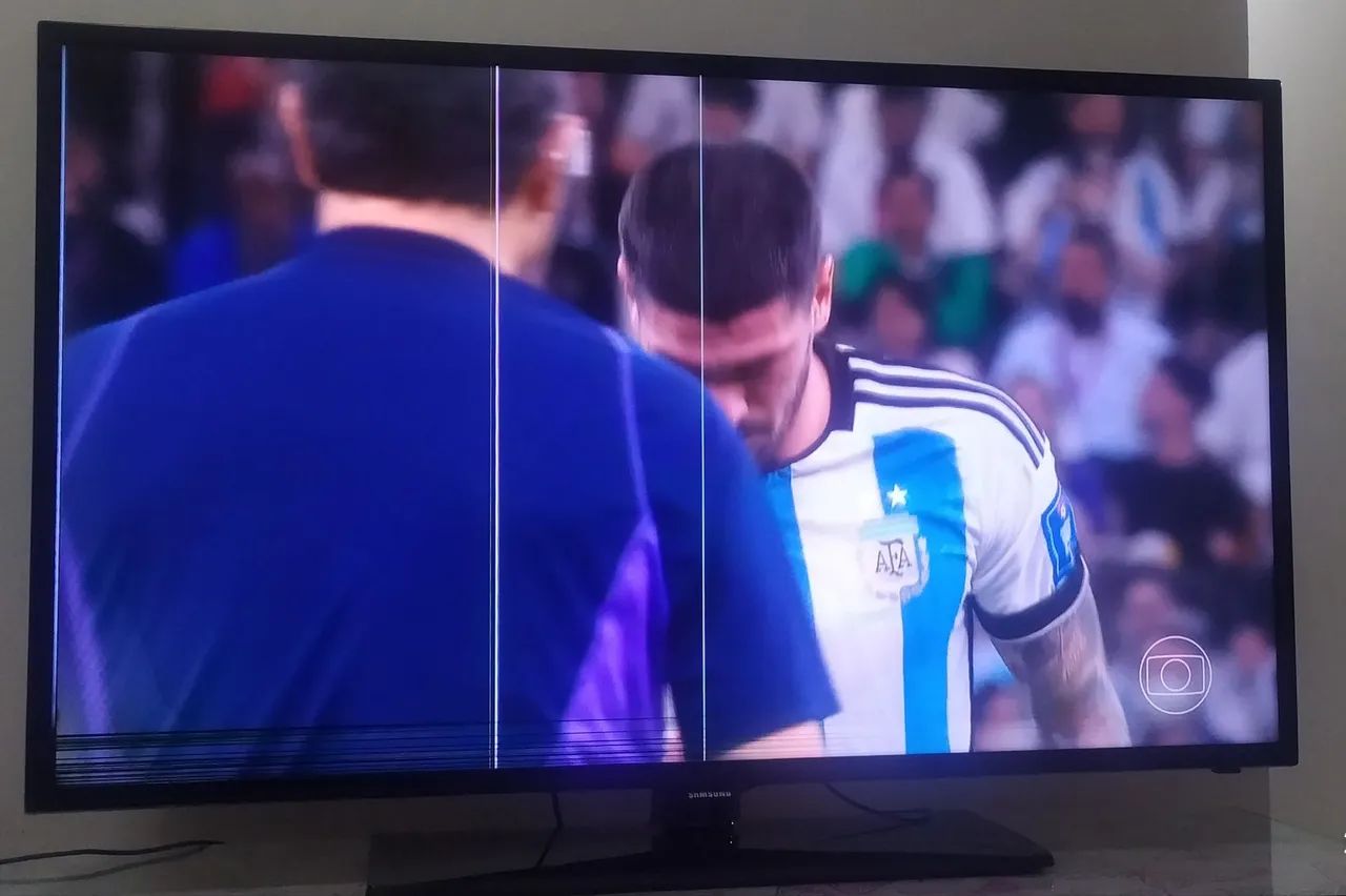 Tv LED 46 POLEGADAS FUNCIONA OK, APENAS COM LINHAS NA TELA CONFORME FOTO