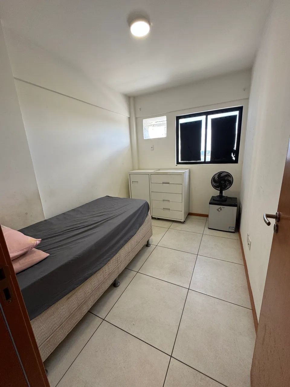 Cama + cômoda pra vender ligeiro 