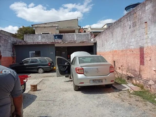 Lote de 180 m2 com escritorio e um banho. Rua comercial.