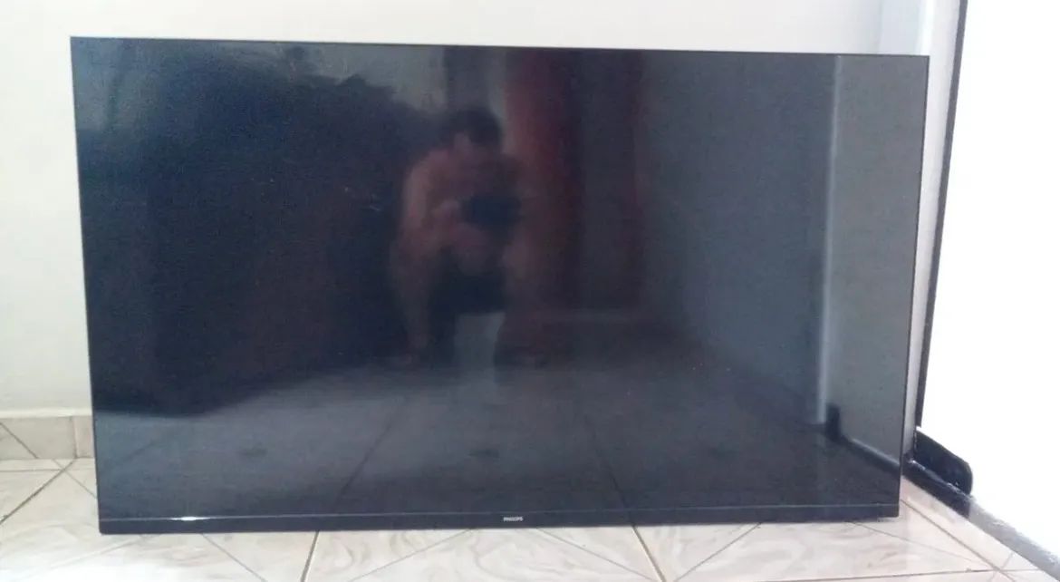 Smart TV Philips 50 polegadas 4K com defeito - Foto 2