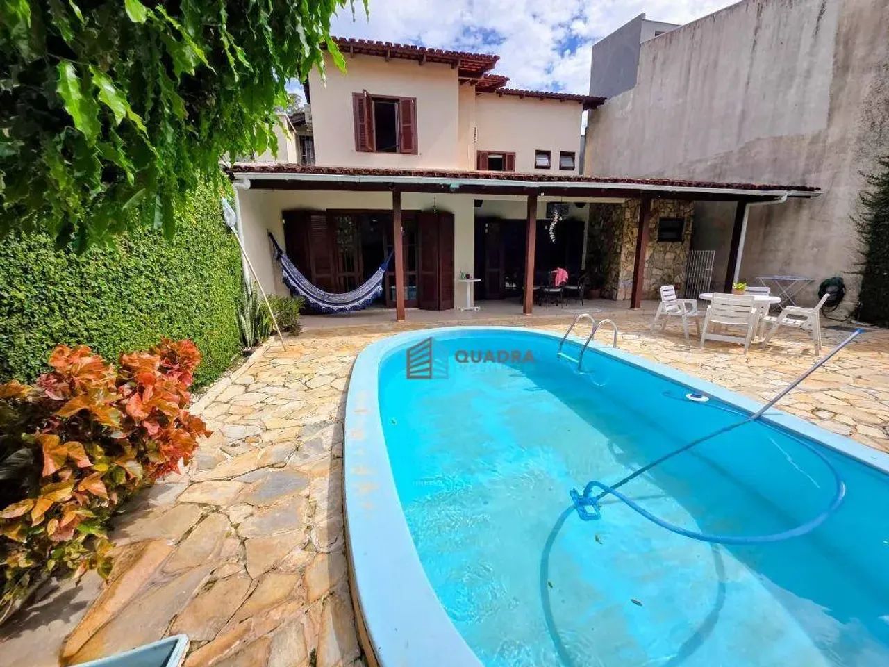 CASA EM ÓTIMA LOCALIZAÇÃO NO SANTA MÔNICA