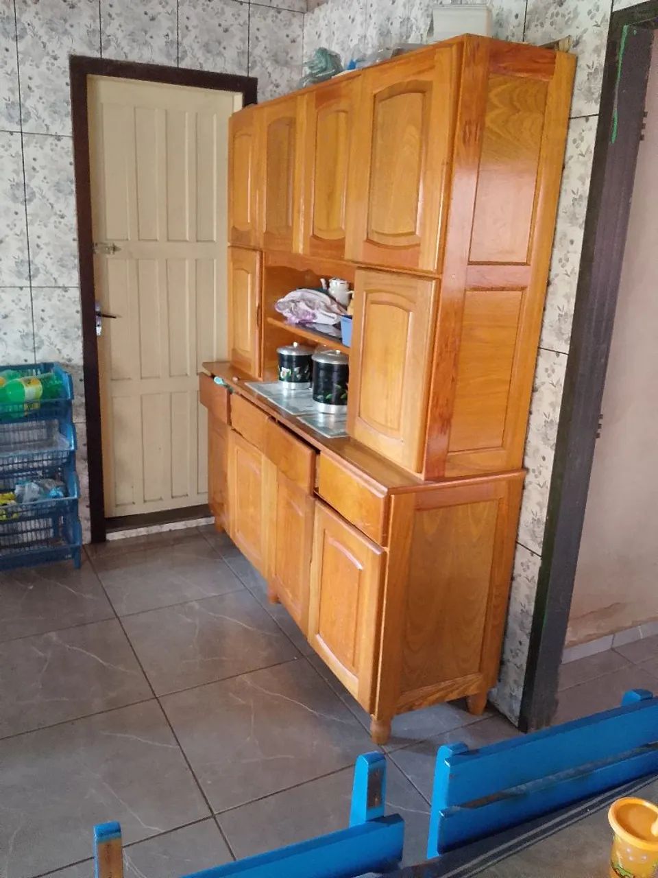 Vendo armário em madeira ele e feito em 2 partes que se separa - Foto 2