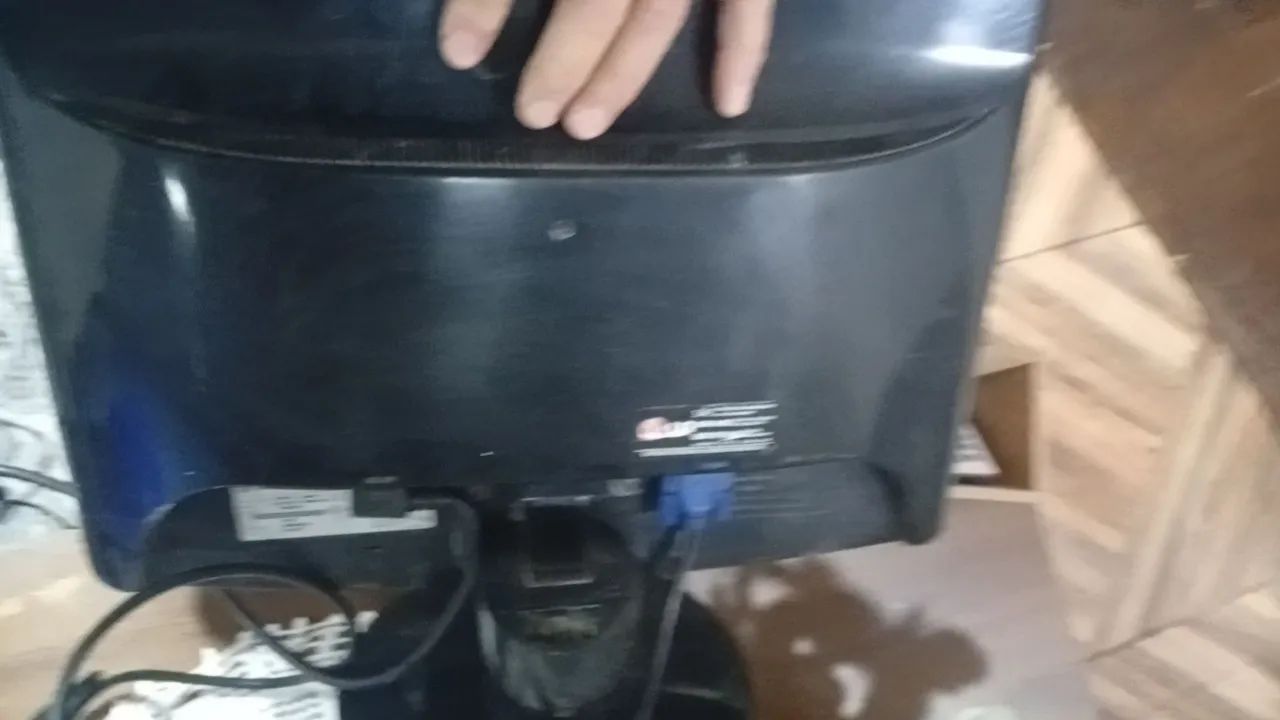 Monitor 17 polegadas vga DVI com cabos capão redondo marca LG - Foto 4