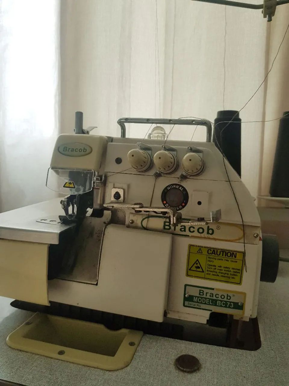 Máquina Overlock 