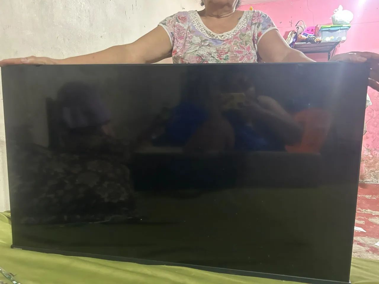 Tv quebrada para retirada de peças 