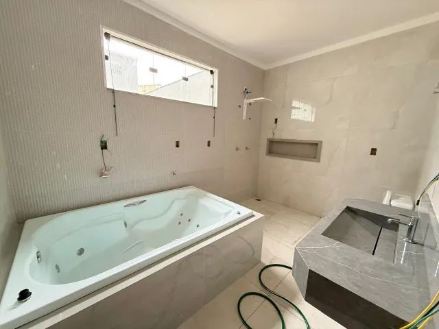 Casa no centro com 3 quartos, suite com banheira, area gourmet com 9mt e 150m2 de grama - Foto 3