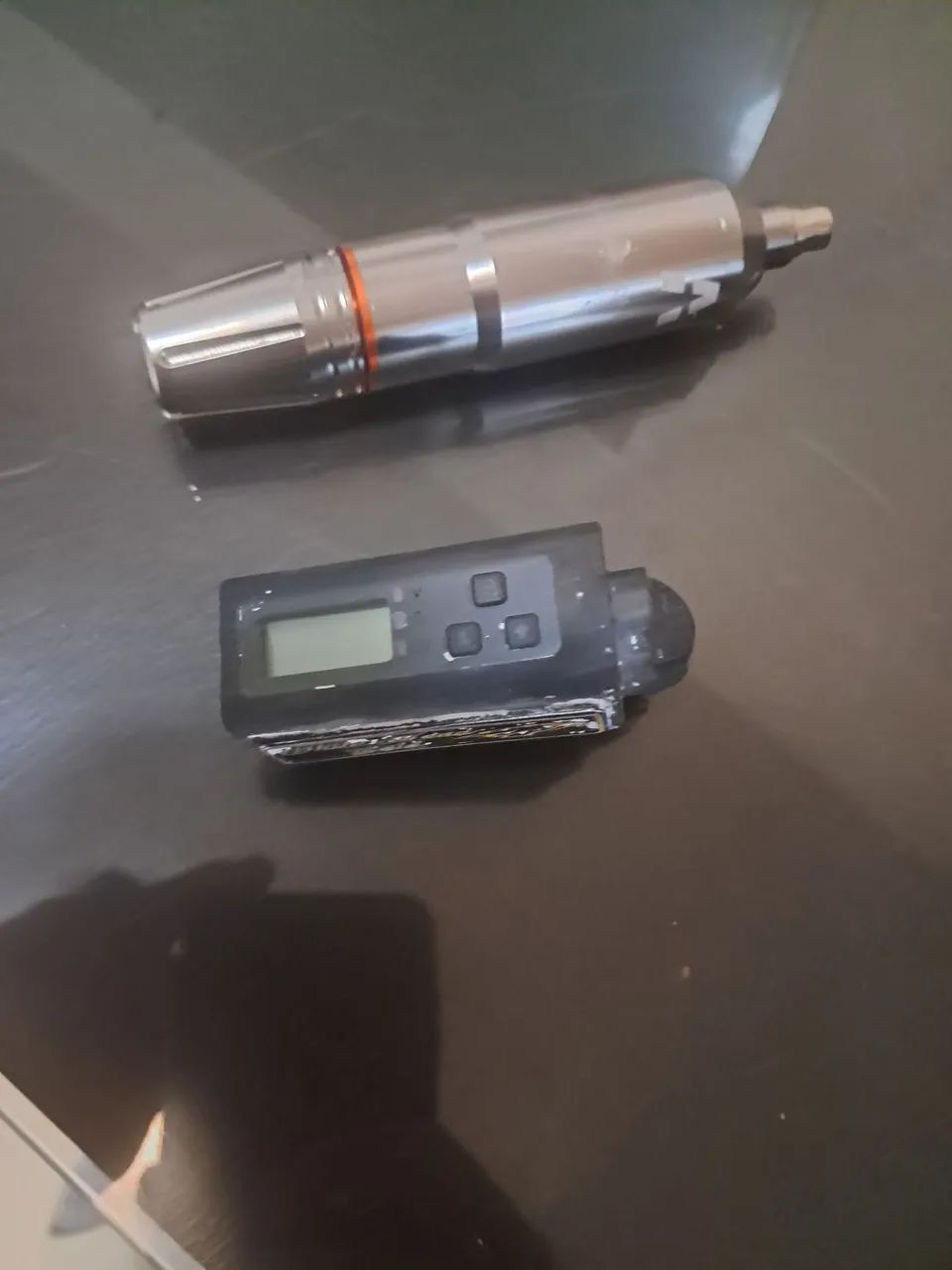 Vendo maquina de tatuagem Aston basicamente nova e fonte muito pouco usada  - Foto 2